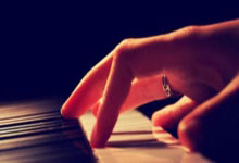 教练团队分析对手优势，制定有效战术反制对方进攻